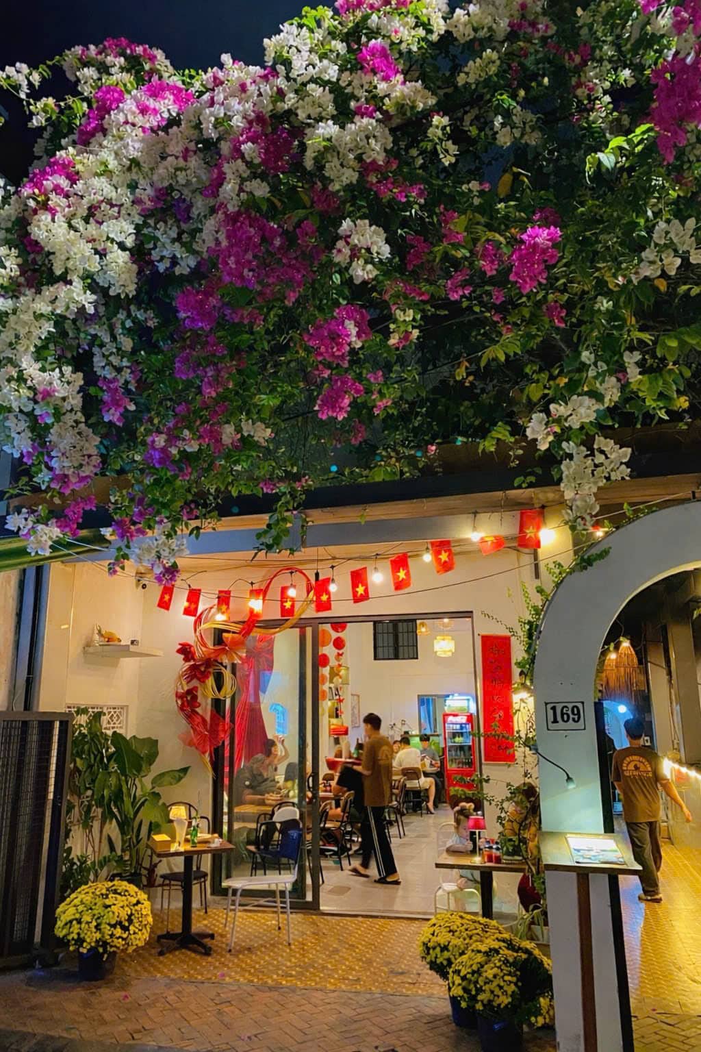Front entrance of Hermanos restaurant